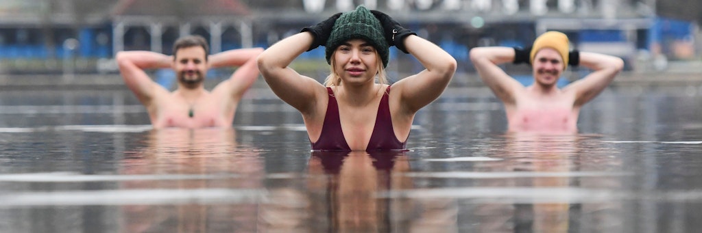 Nur mit Badebekleidung, Handschuhen und Mütze geht es in den Weißen See. <br>