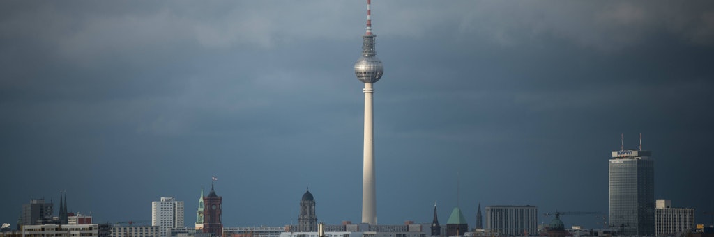 Der Berliner Mietendeckel gilt für 1,5 Millionen Wohnungen. Doch er ist umstritten. Das Bundesverfassungsgericht wird voraussichtlich im zweiten Quartal 2021 entscheiden, ob das Gesetz verfassungskonform ist oder nicht. 