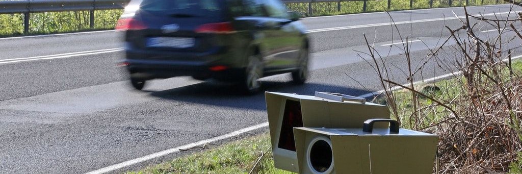Herkömmliche Geschwindigkeitsmessung durch die Polizei (Symbolbild)