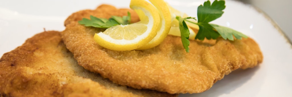 Eine krosse Panade, die das Fleisch luftig umschließt: Das macht das perfekte Schnitzel aus.