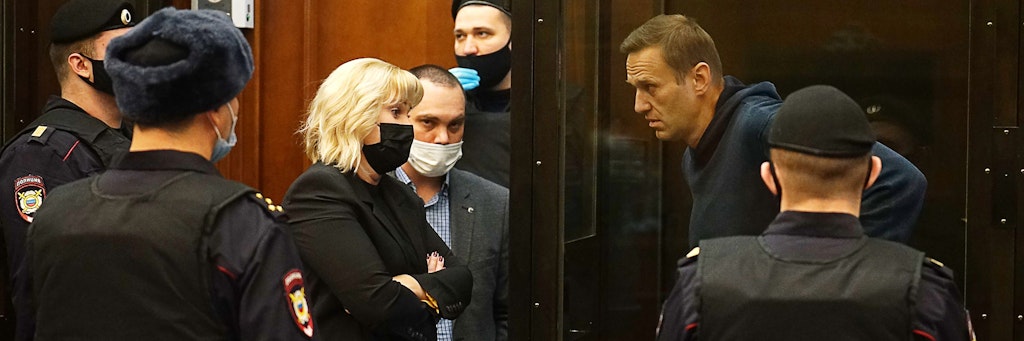 Alexej Nawalny spricht aus einem Glaskasten im Moskauer Stadtgericht mit seinen Anwälten Olga Mikhailowa und Vadim Kobzew. 