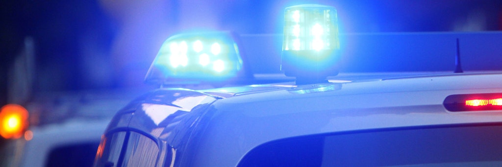 Einsatzwagen der Berliner Polizei an einem Tatort (Symbolbild).
