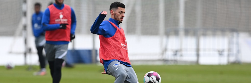 Mischte im ersten Training am Dienstag sofort mit und brennt auf sein Debüt am Freitag: Herthas neuer Flügelstürmer Nemanja Radonjic. 