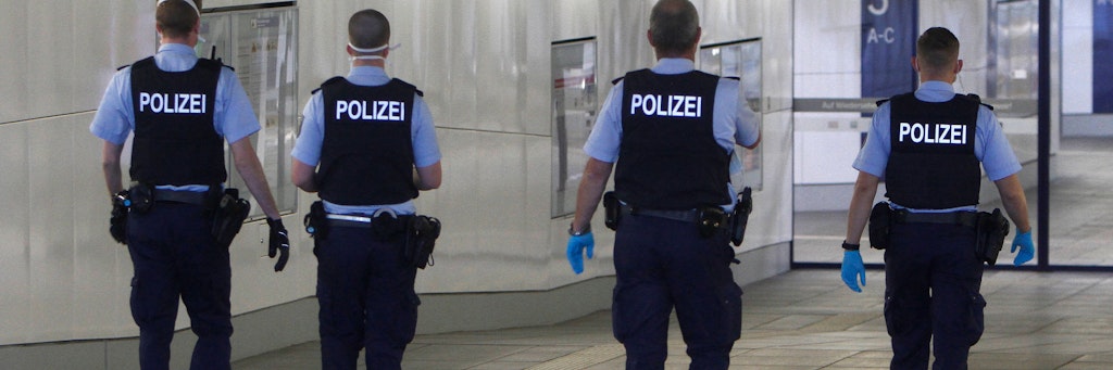 Eine Gruppe Polizeibeamter in einem Bahnhof