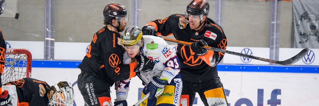 Wolfsburgs Armin Wurm (r.) kam am Sonntag nicht nur Eisbären-Stürmer Leo Pföderl ziemlich nahe. 