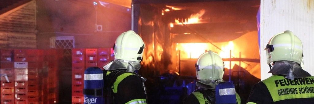Einsatzkräfte am Brandort