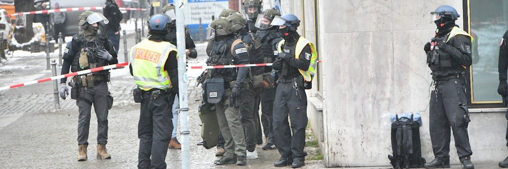 SEK-Beamte gehen an der Blissesraße in Wilmersdorf in Stellung. 