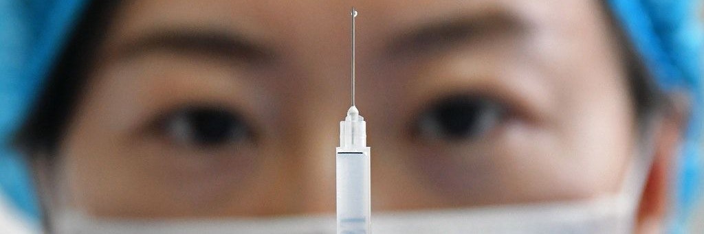 Eine chinesische Krankenschwester hält eine Spritze mit einem Corona-Impfstoff (Symbolbild).