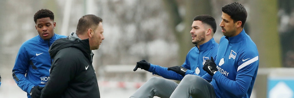 Hertha-Trainer Pal Dardai schaute beim ersten Training von Sami Khedira (r.) ganz genau hin. 