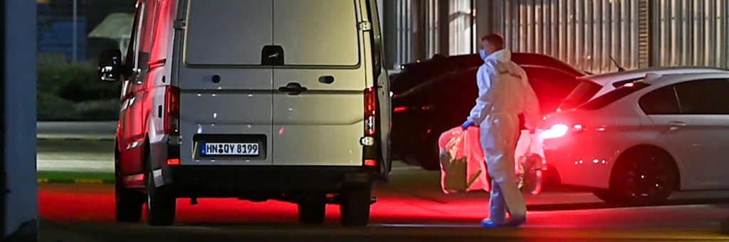 Ein Kriminaltechniker an einem der Tatorte bei Lidl in Neckarsulm. 