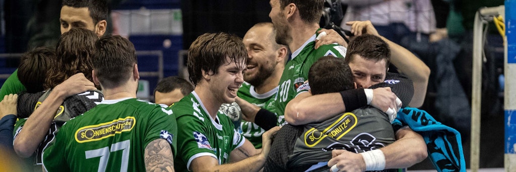 So schön fühlt sich Erfolg an: Die Füchse feiern in der Saison 2019/20 den Heimsieg gegen die RN Löwen.