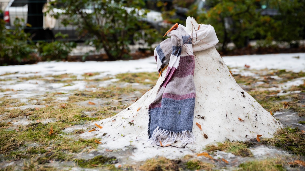  Einem Schneemann in Berlin-Wilmersdorf ist der Kopf weggeschmolzen.