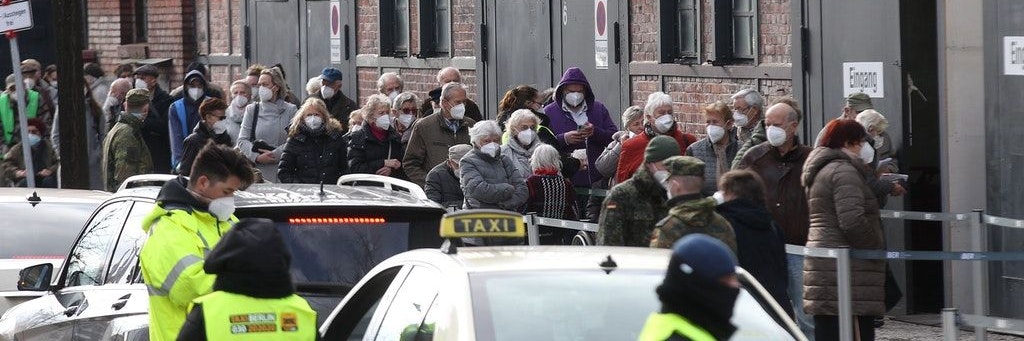 Berlin will jetzt täglich immer mehr impfen. Vor dem Impfzentrum in der Arena in Treptow war am Freitag viel los.