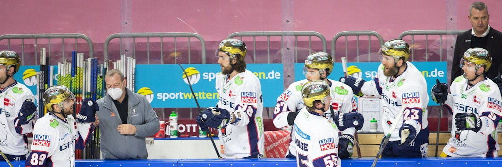 Auch wenn Serge Aubin (r. h.) hier nicht so guckt: Die Vorstellung seiner Jungs in Köln begeistert ihn.