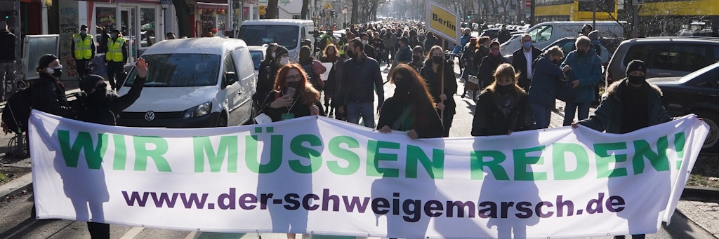 Ein Transparent mit der Aufschrift "Wir müssen reden am Sonnabend in Berlin. 
