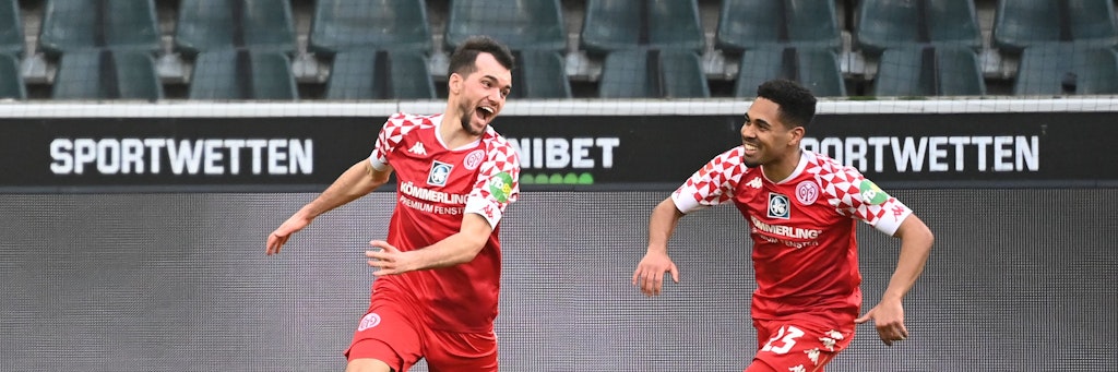 Kevin Stöger (l.) jubelt mit Philipp Mwene nach seinem Siegtor in Gladbach.