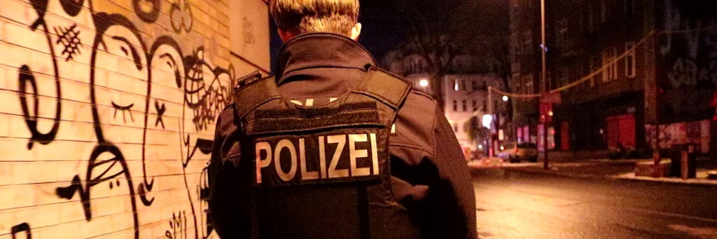 Polizist bei nächtlichem Einsatz. 