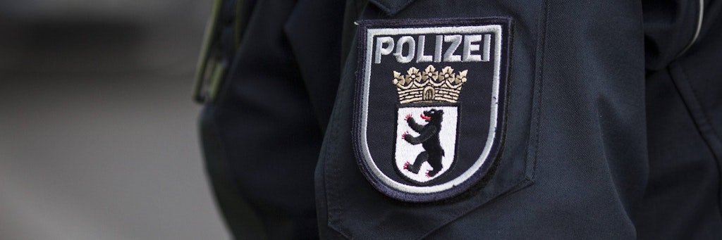 Emblem der Berliner Polizei auf der Jacke eines Polizeibeamten.