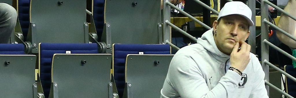 Füchse-Sportvorstand Stefan Kretzschmar ist schon während des Spiels gegen die Löwen bedient. 