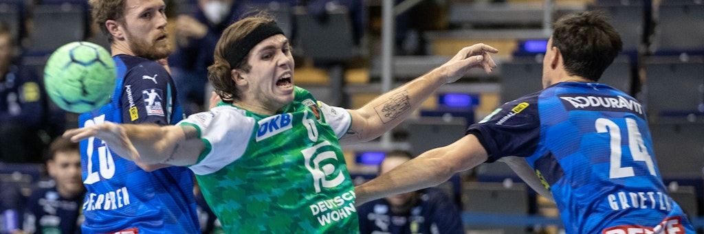 Typisch fürs Spiel: Die Löwen stehen stabil, Fuchs Jacob Holm wirft eher panisch den Ball weg. 