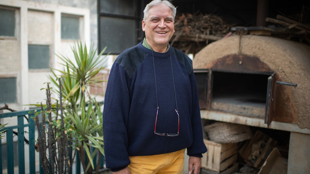 Claus Euler, Inhaber von „Max und Moritz German Bakery“, vor seinem Holzofen.