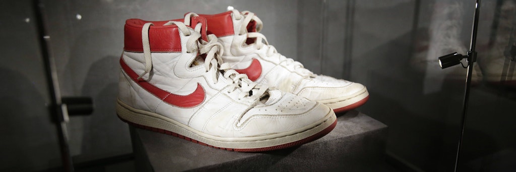 Diese Sneaker, die Sport-Star Michael Jordan beim Spiel trug, müssen nicht repariert werden - sie werden versteigert.