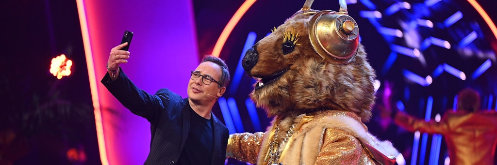 Moderator Matthias Opdenhövel macht ein Selfie mit dem Quokka. 