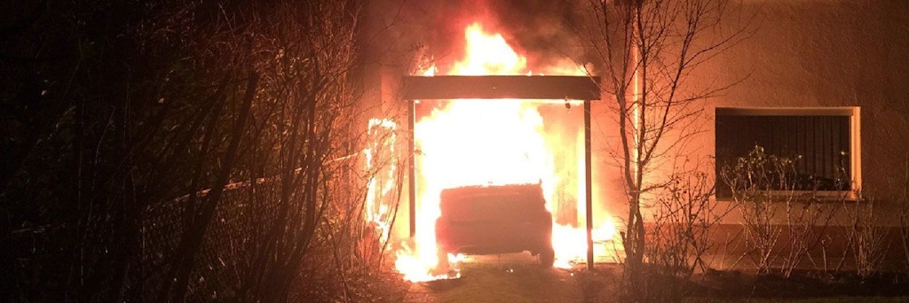 Das Auto des Linken-Bezirkspolitikers Ferat Kocak aus Neukölln brennt.
