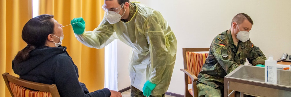 Soldaten der Bundeswehr Corona Antigen Schnelltests durch. (Symbolbild).