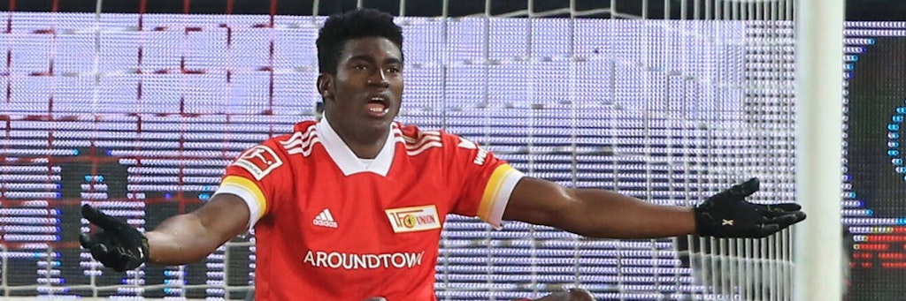 Taiwo Awoniyi sitzt hilflos auf dem Rasen. Eine Muskelverletzung zwingt dem Stürmer den Tribünenplatz auf.