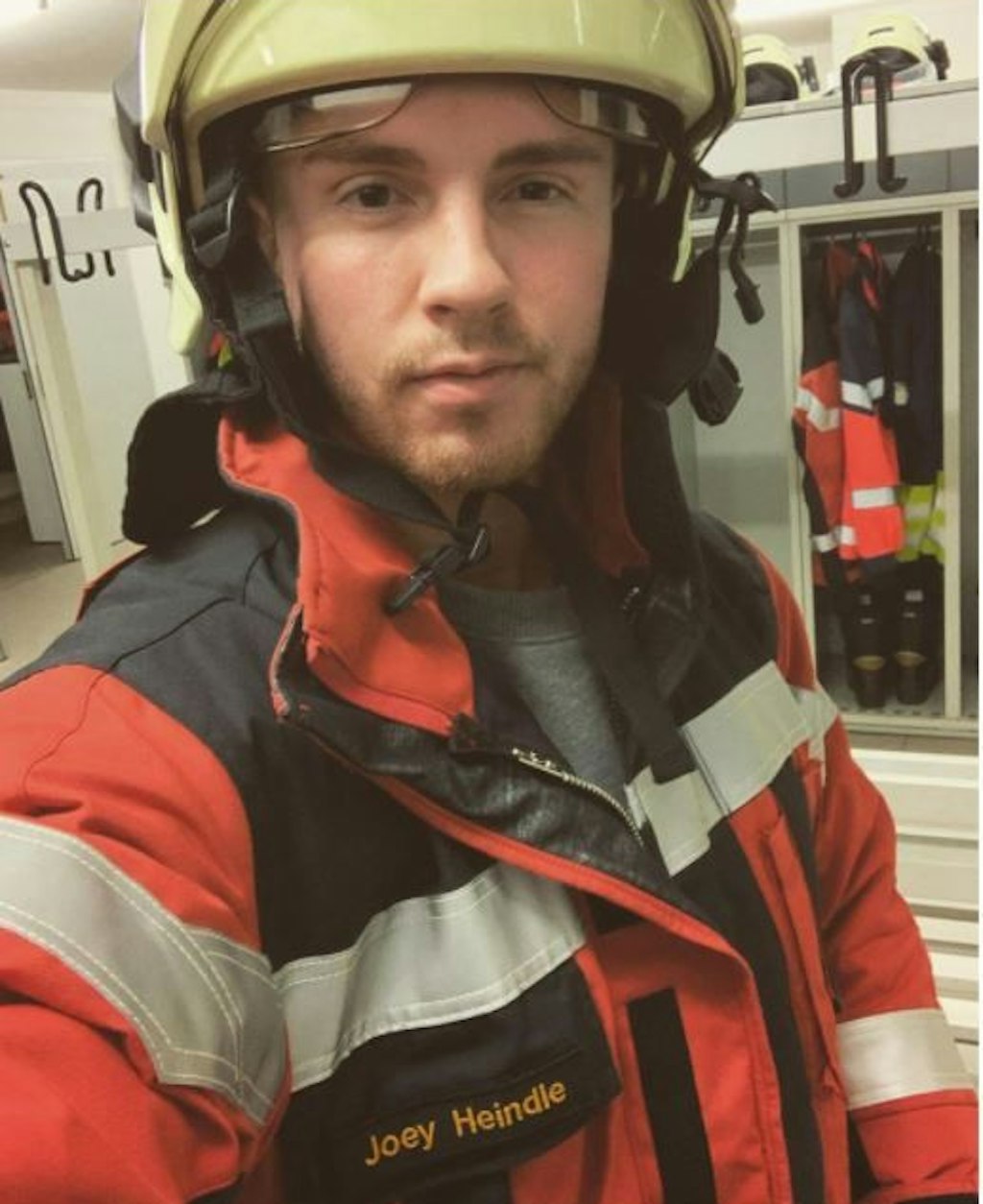 Bei der Feuerwehr absolvierte Joey eine Grundausbildung. 