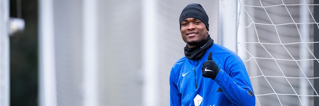 Daumen hoch: Jhon Cordoba (27) kann endlich wieder für Hertha auf Torejagd gehen. 