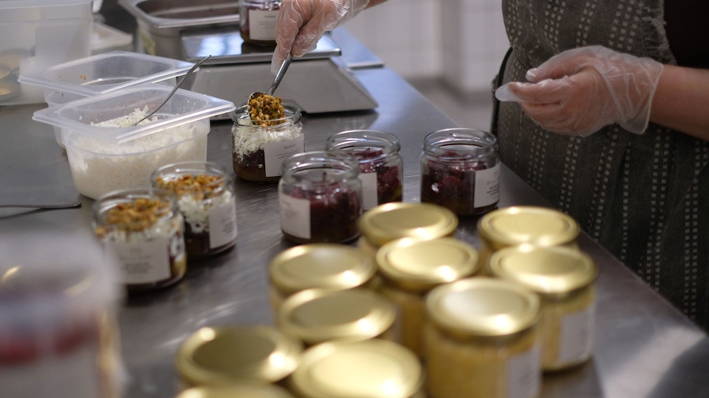 In der Produktionsküche werden die Mezes frisch zubereitet und abgefüllt.<br><br>