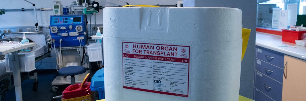 Eine Transport-Box für ein Spender-Organ (Symbolbild).
