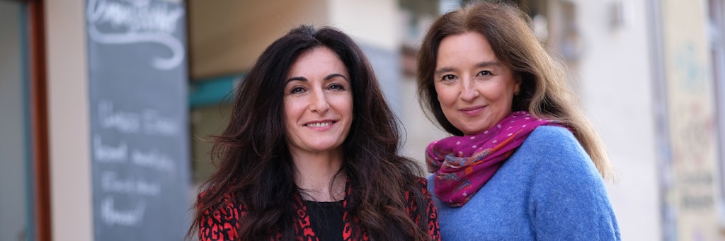 Arzu Bulut und Lale Yanik vor ihrem Restaurant im Prenzlauer Berg.