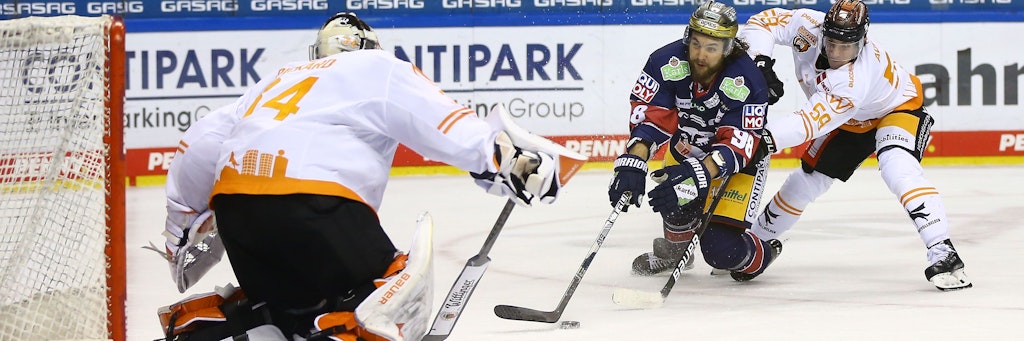 Da hilft auch die Flugeinlage von Kris Foucault nicht, die Eisbären-Tormaschine kommt nicht auf Touren.