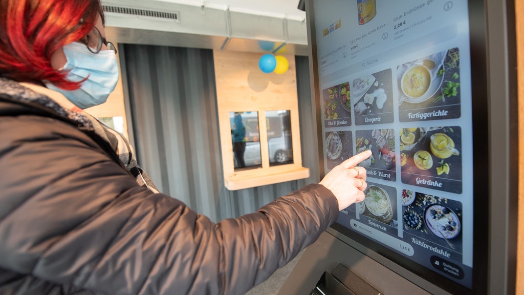 Die Artikel werden per Touchpad ausgewählt.
