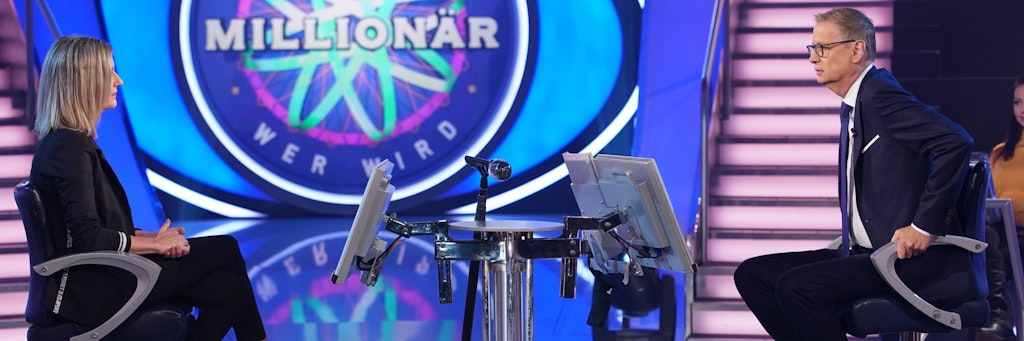Quizmaster Günther Jauch mit Kandidatin Christine Schorer bei „Wer wird Millionär“.