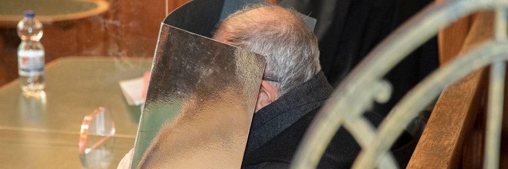 Der Angeklagte, Amin K. (66), sitzt vor Gericht.<br><br>