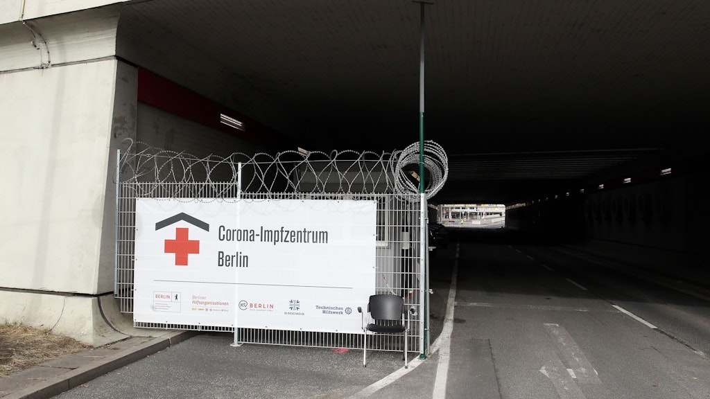 Die beiden pharmazeutisch-technischen Assistenten arbeiten im Impfzentrum im ehemaligen Flughafengebäude in Tegel.