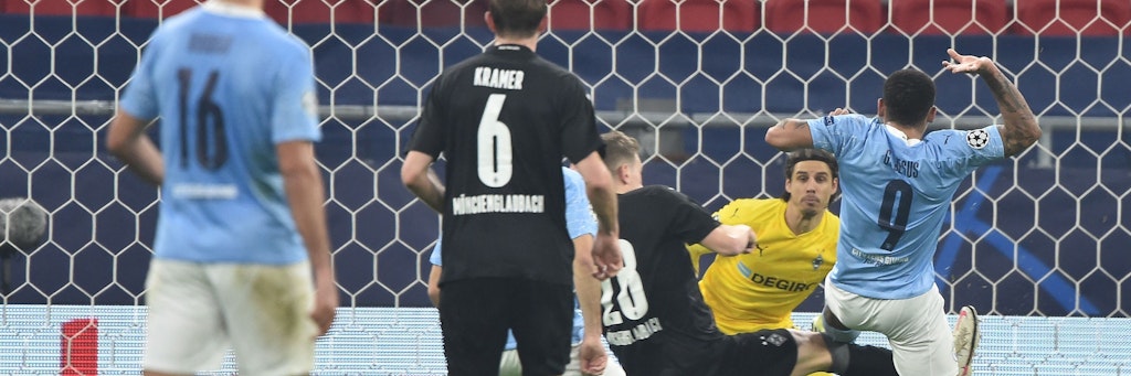 Manchester Citys Gabriel Jesus (r.) spitzelt mit einem ganz langen Bein das 2:0.