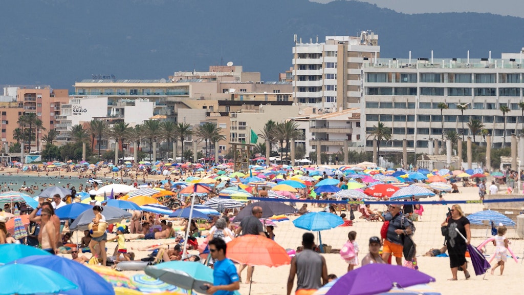 So dicht gedrängt lagen vergangenes Jahr die Urlauber am Strand von Playa de Palma auf Mallorca - trotz Corona .
