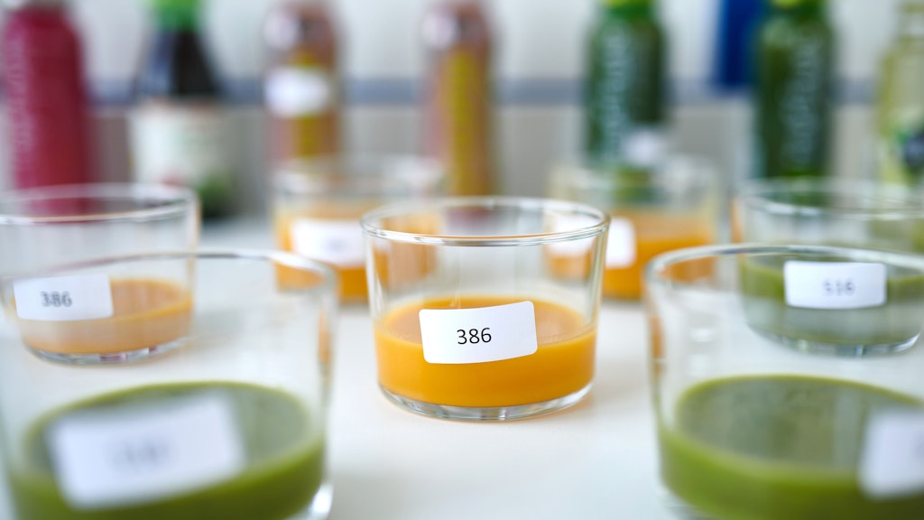 Die Stiftung Warentest hat 25 Smoothies unter die Lupe genommen. Dabei schnitten viele nur mittelprächtig ab. 