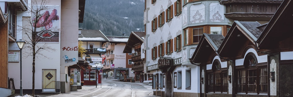 Eine Straße in Mayrhofen ist menschenleer.