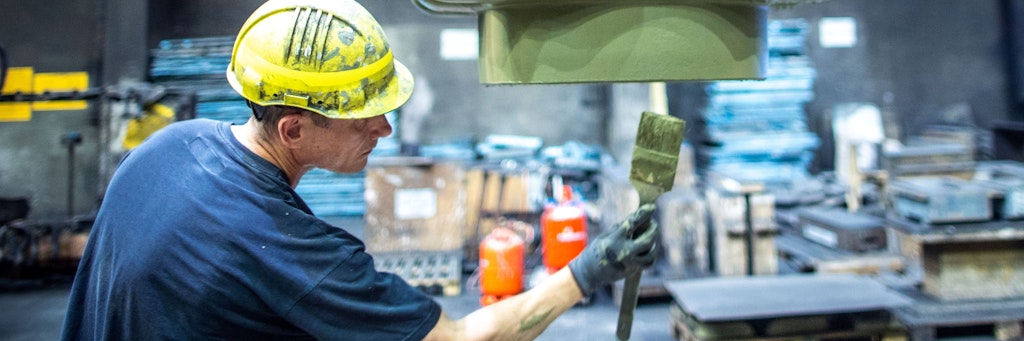 Ein Mitarbeiter in der Eisengießerei Torgelow – im Schlussquartal 2020 zeigte sich die deutsche Wirtschaft robuster als angenommen. 