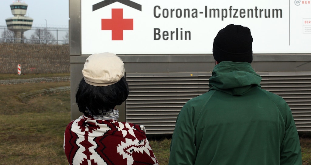 Die beiden Mitarbeiter des mobilen Impfteams hatten dem KURIER von ihrem Ärger mit dem fehlenden Honorar und den ungültigen Verträgen erzählt. Sie wollen unerkannt bleiben, aus Angst, ihre Jobs zu verlieren.