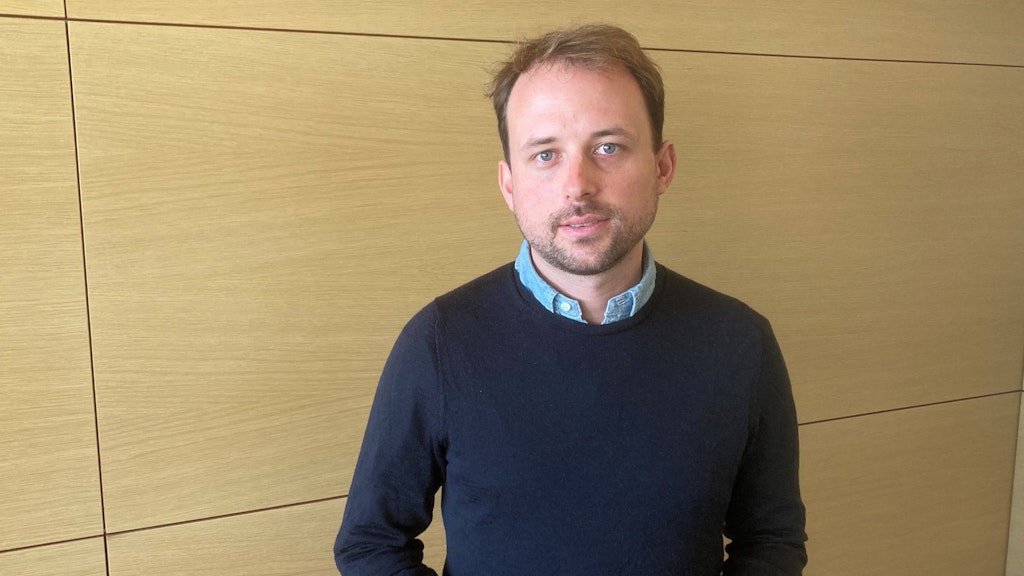Bastian Schleich, Veranstalter des Events Isarrauschen, steht im Gebäude des Bundesgerichtshofs (BGH). 