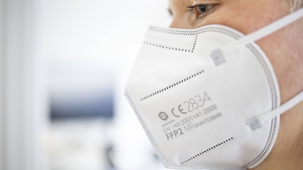 Die Maske sitzt gut, wenn sich der Stoff beim Einatmen an den Mund heranzieht und beim Ausatmen aufbläht.