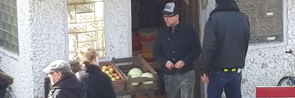 Jan Josef Liefers (mit Mütze) kommt aus dem Getränkeladen in Marquardt, der in dem Honecker-Film zum DDR-Konsum wird. 