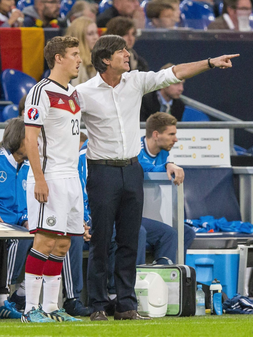 Das Badge auf der Brust, aber bei der WM 2014 nicht dabei. Aber Max Kruse würde gerne wieder von Jogi Löw (r.) berufen werden. Auch wenn er nicht so recht daran glaubt. 